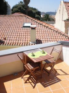 d'une petite table et de deux chaises sur un balcon. dans l'établissement Terrace Principe Real, à Lisbonne