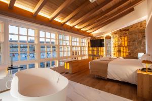 - une chambre avec un lit et une grande fenêtre dans l'établissement Hotel Plaza Obradoiro by Bossh! Hotels, à Saint-Jacques-de-Compostelle