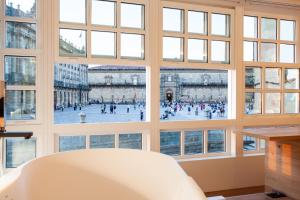 una camera con una grande finestra con vista sulla città di Hotel Plaza Obradoiro by Bossh! Hotels a Santiago de Compostela