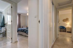 A bed or beds in a room at Lujo en banana beach primera línea de playa
