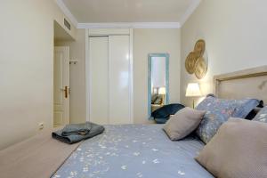 A bed or beds in a room at Lujo en banana beach primera línea de playa