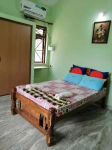 Tempat tidur dalam kamar di Luxurious 5BHK Peace Villa Siridao Goa Beach