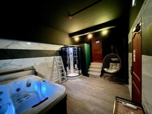 uma casa de banho com um lavatório, um chuveiro e uma escada. em Logis Hôtel Spa la Poste em Vitry-le-François