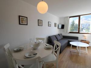 salon ze stołem i kanapą w obiekcie Appartement Avoriaz, 2 pièces, 4 personnes - FR-1-633-53 w mieście Morzine
