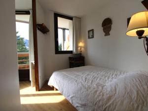 sypialnia z białym łóżkiem i oknem w obiekcie Appartement Avoriaz, 2 pièces, 4 personnes - FR-1-633-53 w mieście Morzine