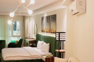 Giường trong phòng chung tại Grand Luxury