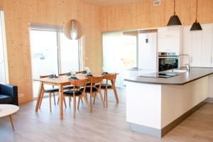 una cucina e una sala da pranzo con tavolo e sedie di Hulduland 1, Hálönd, Akureyri ad Akureyri