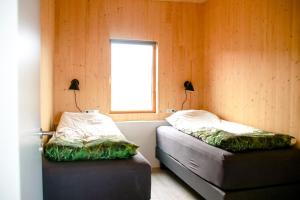 Una cama o camas en una habitación de Hulduland 1, Hálönd, Akureyri