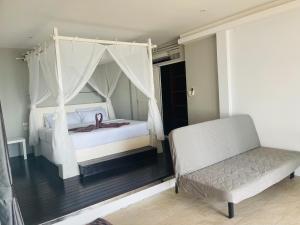 Postel nebo postele na pokoji v ubytování Bann Kanchana Beachfront Villas