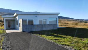 dom na zboczu porośniętego trawą wzgórza w obiekcie Hulduland 1, Hálönd, Akureyri w Akureyri