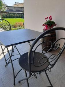 ein blauer Tisch und ein Stuhl neben einem Tisch in der Unterkunft Locazione Turistica El Sghirlo in Vidor