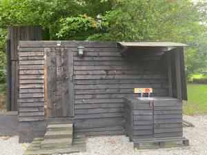 Imagen de la galería de The Shepherd's Hut - Wild Escapes Wrenbury off grid glamping - ages 12 and over, en Baddiley