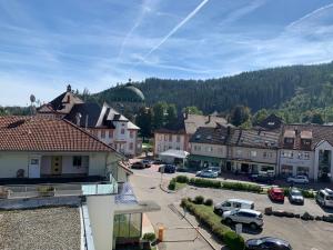 eine Stadt mit Autos auf einem Parkplatz in der Unterkunft KMH 1 Zi-Apartment in St. Blasien