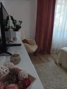 Pokój z biurkiem z komputerem w obiekcie Soft Apartments w mieście Gałacz