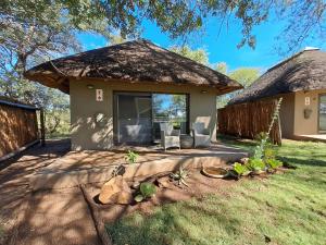 uma pequena casa com telhado de palha em Xanatseni Private Camp em Klaserie Private Nature Reserve