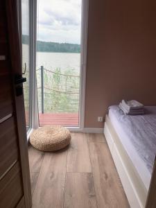 Postel nebo postele na pokoji v ubytování "A" Domki na wodzie Barczewko 1 z 4 domków