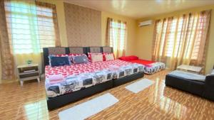 - une chambre avec un grand lit et un canapé dans l'établissement Diana Home @ Tuaran, à Tuaran