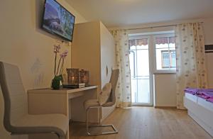 Habitación pequeña con escritorio y cama en Zeilner Dachstein Apartment, en Gosau