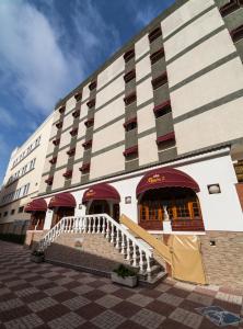 a large building with a staircase in front of it at Hotel Regio 2 in Cádiz