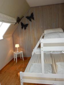 ein Schlafzimmer mit einem Etagenbett mit Schmetterlingen an der Wand in der Unterkunft Villa Marie Oli in Nieuwpoort