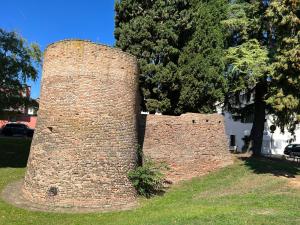 dos paredes de ladrillo uno al lado del otro en un parque en Residence La MARCHINA, en Castel Bolognese