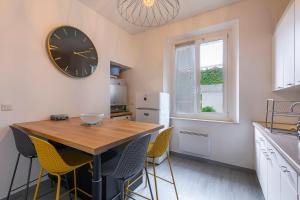 Apt 2-4 pers, charme de l'ancien, calme, vélos, Annecy centre的厨房或小厨房