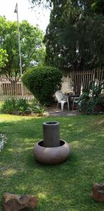 una fuente en medio de un patio con un banco en Atterbury self catering studios, en Pretoria