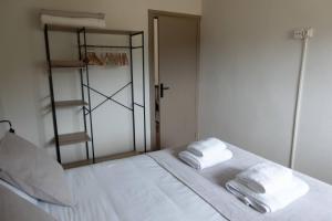 1 dormitorio con 1 cama con 2 toallas en Casa Caliza en Puertas