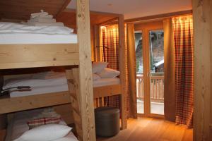 ツェルマットにあるChalet Binnaのキャビン内の二段ベッド2台が備わる客室です。