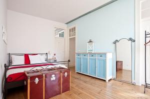 A kitchen or kitchenette at Spacious Sunny Flat- Baixa / Rossio
