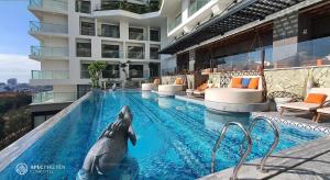 un delfín en una piscina en un edificio en Kings House Apec Condotel Phú Yên, en Tuy Hoa