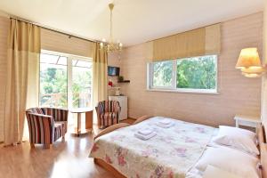 Postel nebo postele na pokoji v ubytování Green Gile Villa in Druskininkai Center