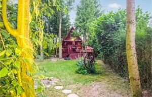 BorecznoにあるHoliday Home Boreczno Murawkiの木の畑の中の家 +11枚の写真