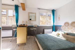 1 dormitorio con cama y escritorio. en Côté Perdrix - Calme - Centre Ville - Animaux admis, en Dijon