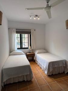 two beds in a room with a window at Padre Aviles in Olías