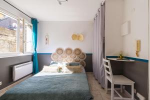 1 dormitorio pequeño con 1 cama y 1 silla en Côté Perdrix - Calme - Centre Ville - Animaux admis, en Dijon