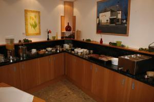 - une cuisine avec des placards en bois et un comptoir dans l'établissement Gasthaus Bonneberger Hof, à Vlotho