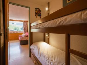 ラ・クリュサにあるAppartement La Clusaz, 2 pièces, 6 personnes - FR-1-304-39のベッドルーム1室(二段ベッド2組付)、リビングルームが備わります。