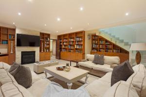 sala de estar con muebles y chimenea en Lyonesse House - No Load Shedding, en Ciudad del Cabo