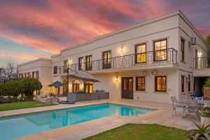 una casa grande con piscina frente a ella en Lyonesse House - No Load Shedding, en Ciudad del Cabo