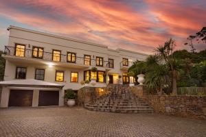 Casa blanca grande con pared de piedra en Lyonesse House - No Load Shedding, en Ciudad del Cabo