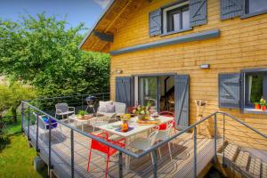 einen Balkon eines Hauses mit einem Tisch und Stühlen in der Unterkunft Chalet Ysopi - OVO Network in Saint-Jean-de-Sixt