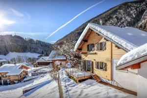 eine Blockhütte mit Schnee auf dem Dach in der Unterkunft Chalet Ysopi - OVO Network in Saint-Jean-de-Sixt