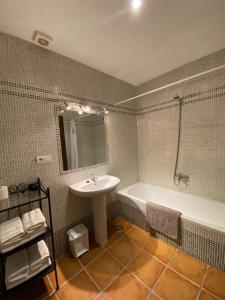 a bathroom with a sink and a bath tub at Padre Aviles in Olías