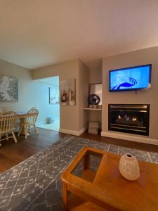 een woonkamer met een open haard en een flatscreen-tv bij River Place Condos #205 2BD in Pigeon Forge