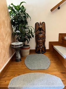 een woonkamer met twee tapijten en twee planten bij Campo della Corte in Castelpagano