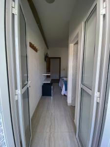 un corridoio che conduce a una camera con letto di Beachcamp Maresias a Maresias