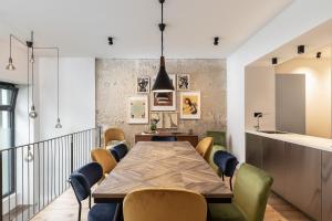 - une salle à manger avec une table et des chaises dans l'établissement 95sqm 4 room maisonette apt near center & PrenzlB, à Berlin