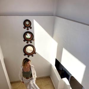 Eine Frau, die die Treppe hinuntergeht in einem Haus in der Unterkunft NUB INN in Assuan