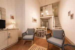 - un salon avec deux chaises et une table dans l'établissement Toscanella Romantic, à Florence